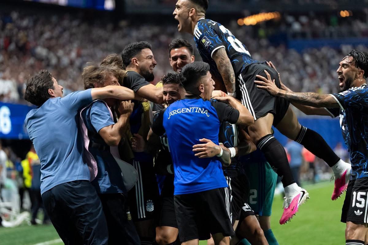 Argentina le ganó a Inglaterra 2 a 1 y jugará la final del Mundial ante España