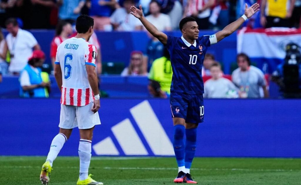 Francia tuvo que batallar contra Paraguay y le ganó con un gol de Mbappé