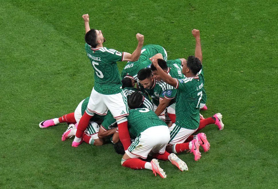 México le ganó a Ecuador en el Azteca y se metió en octavos de final
