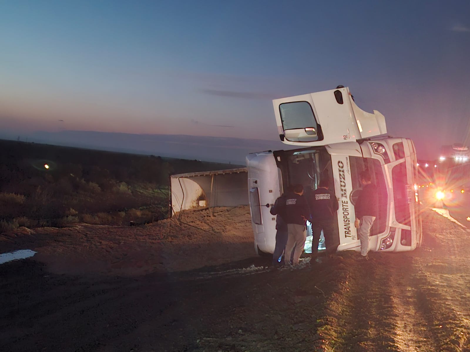 Lee más sobre el artículo Otro accidente en la Ruta 151: un camionero esquivó un pozo, perdió el control y volcó