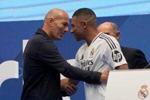 Lee más sobre el artículo Francia anunciará a Zinedine Zidane como su nuevo entrenador tras la salida de Deschamps
