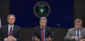 Lee más sobre el artículo Caputo presentó el programa financiero 2027 y habló de salida a mercados