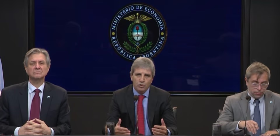 Caputo presentó el programa financiero 2027 y habló de salida a mercados