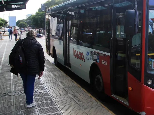 Aseguran que quitaron carteles de Malvinas en colectivos y trenes