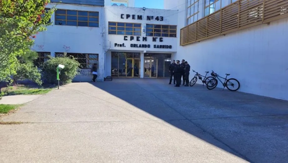 Policía investiga herido de bala en CPEM 6 de Cutral Co