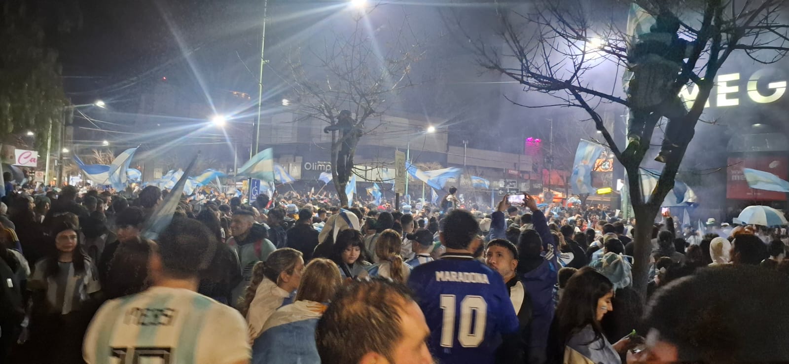 En este momento estás viendo Cipolletti celebró con una multitud el pase de Argentina a la final del Mundial