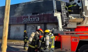Lee más sobre el artículo Incendio en el depósito de Sakura: colapsó parte del techo y continuará una guardia de 24 horas