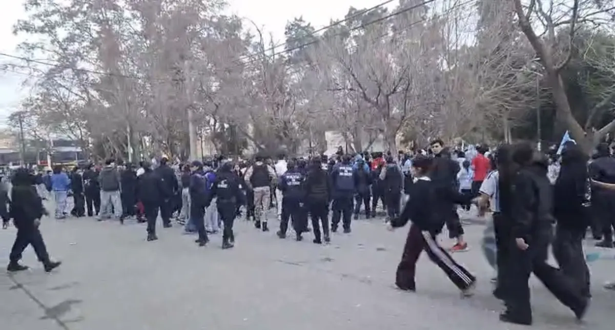 En este momento estás viendo Festejos en Cipolletti terminaron con incidentes, destrozos y peleas en el centro