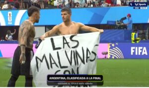 Lee más sobre el artículo La Selección homenajeó a Malvinas tras clasificar a la final del Mundial