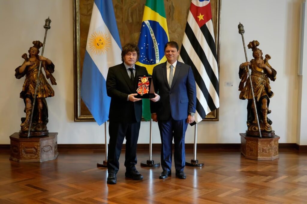Milei respaldó a Flávio Bolsonaro en Brasil: “Vinimos a acompañar la ola azul”
