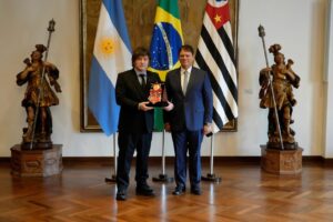 Lee más sobre el artículo Milei respaldó a Flávio Bolsonaro en Brasil: “Vinimos a acompañar la ola azul”