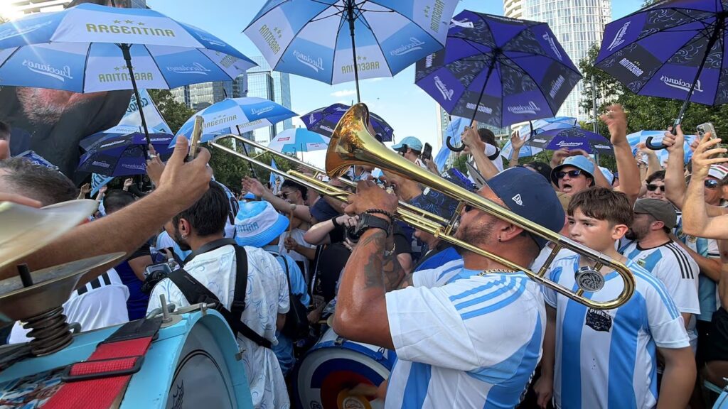 La pasión argentina toma Times Square antes de la final del Mundial