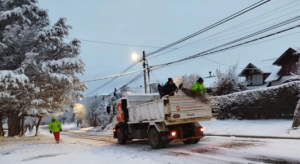 Lee más sobre el artículo Dina Huapi refuerza la asistencia ante las intensas nevadas
