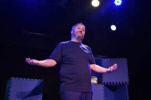 Lee más sobre el artículo Nicolás Litman presenta “Mazel Toc”, una obra sobre vivir con Síndrome de Tourette