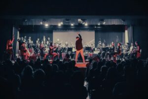 Lee más sobre el artículo Charly Sinfónico llega a Neuquén con más de 50 músicos en escena