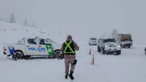 Lee más sobre el artículo La Policía desplegó un amplio operativo por las nevadas en Zona Andina