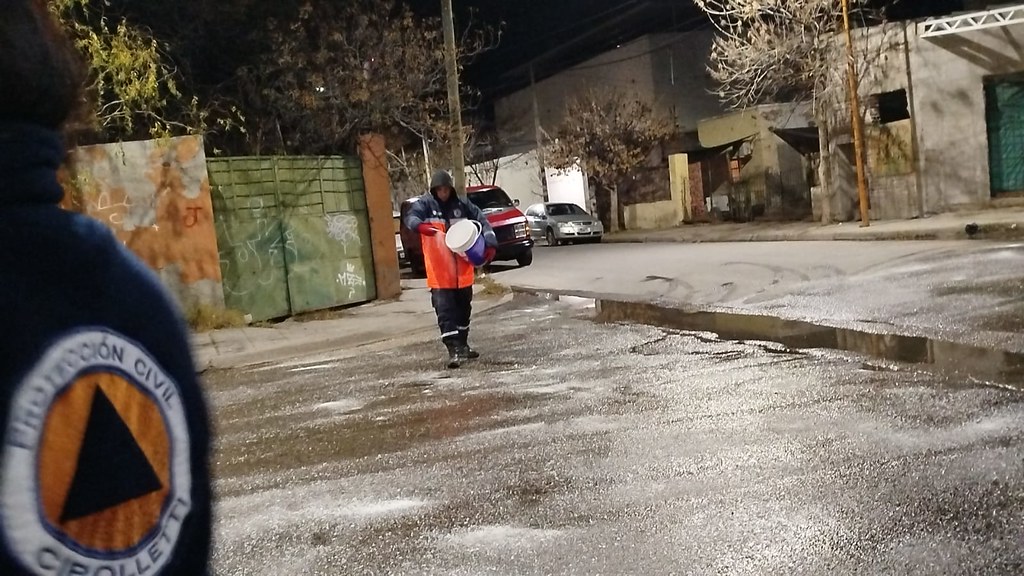 Protección Civil refuerza tareas preventivas por heladas y hielo en calles