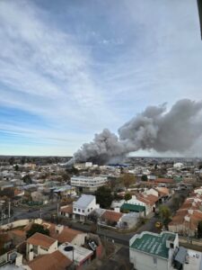 Lee más sobre el artículo Incendio en un depósito del oeste de Neuquén: trabajan varias dotaciones de bomberos