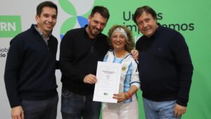 Lee más sobre el artículo Provincia entregó escrituras a 30 hogares de Cipolletti