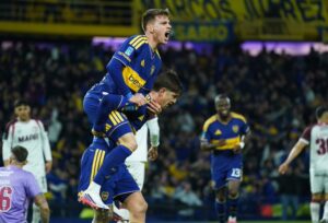 Lee más sobre el artículo Boca se lo ganó a Lanús en la última jugada y festejó en su vuelta a “La Bombonera”