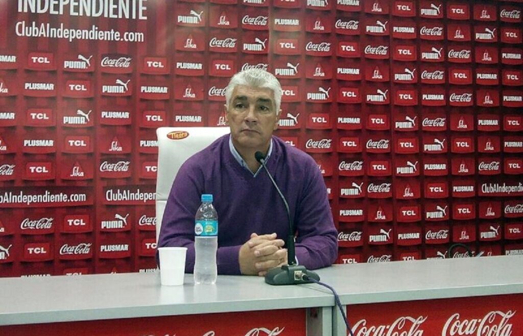 Omar De Felippe es uno de los candidatos para dirigir a Independiente