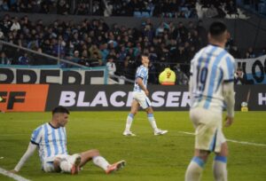 Lee más sobre el artículo Banfield venció a Racing en Avellaneda y lo complicó más