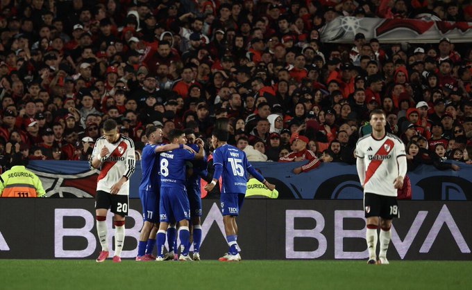 River ganaba 2 a 0, pero se quedó y Vélez se lo empató 2 a 2 en el Monumental