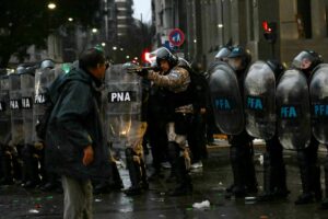 Lee más sobre el artículo Incidentes y represión frente al Congreso durante la protesta contra el proyecto sobre propiedad privada