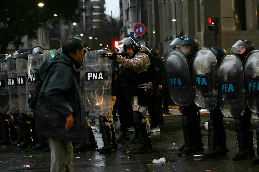 Incidentes y represión frente al Congreso durante la protesta contra el proyecto sobre propiedad privada