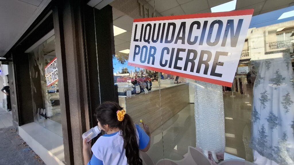 Crece la informalidad mientras cierran negocios con años de historia en Cipolletti