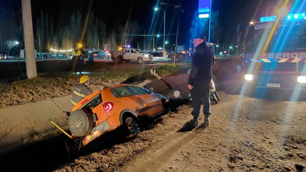 Perdió el control de su auto y cayó a un canal en Cinco Saltos