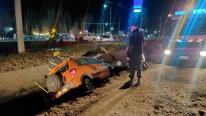 Lee más sobre el artículo Perdió el control de su auto y cayó a un canal en Cinco Saltos