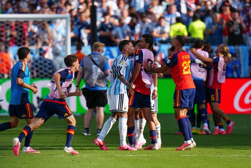 FIFA sancionó a Argentina: Paredes recibió 10 partidos y la AFA fue multada con US$321.000