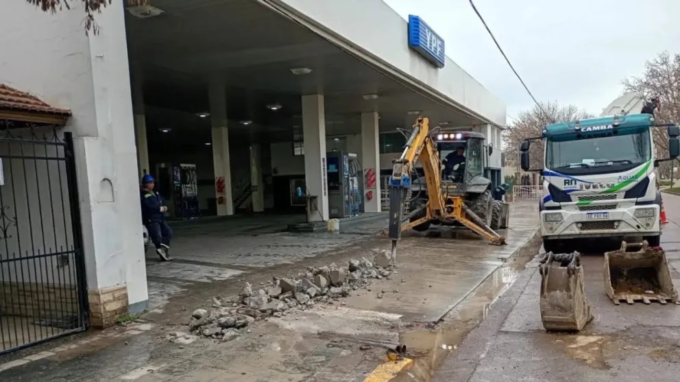 ARSA avanza con el recambio de la cañería cloacal en calle Alem de Cipolletti