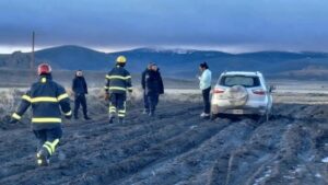 Lee más sobre el artículo Policía y Bomberos asistieron a una conductora varada en Pilcaniyeu