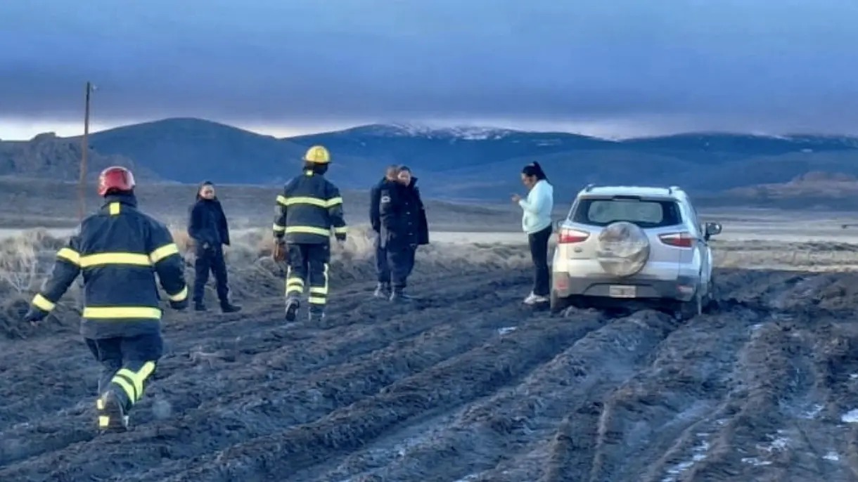 En este momento estás viendo Policía y Bomberos asistieron a una conductora varada en Pilcaniyeu