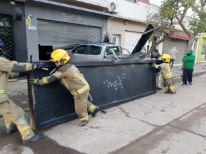 Lee más sobre el artículo Camioneta terminó incrustada contra un local comercial en Cipolletti