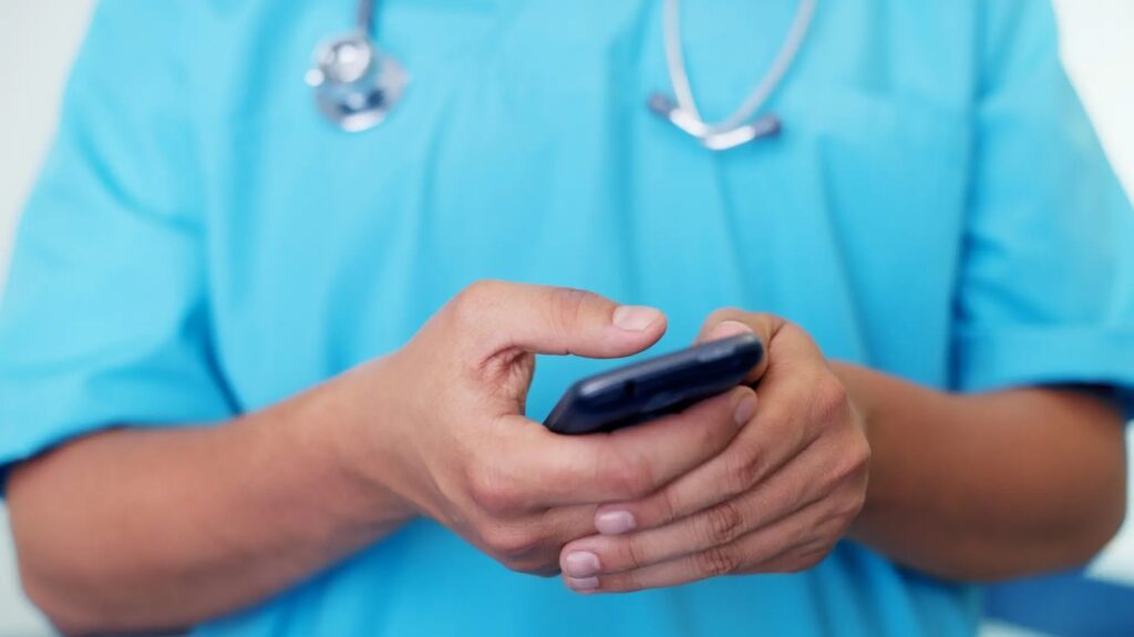 Río Negro fija nuevas reglas para el uso de celulares en quirófanos