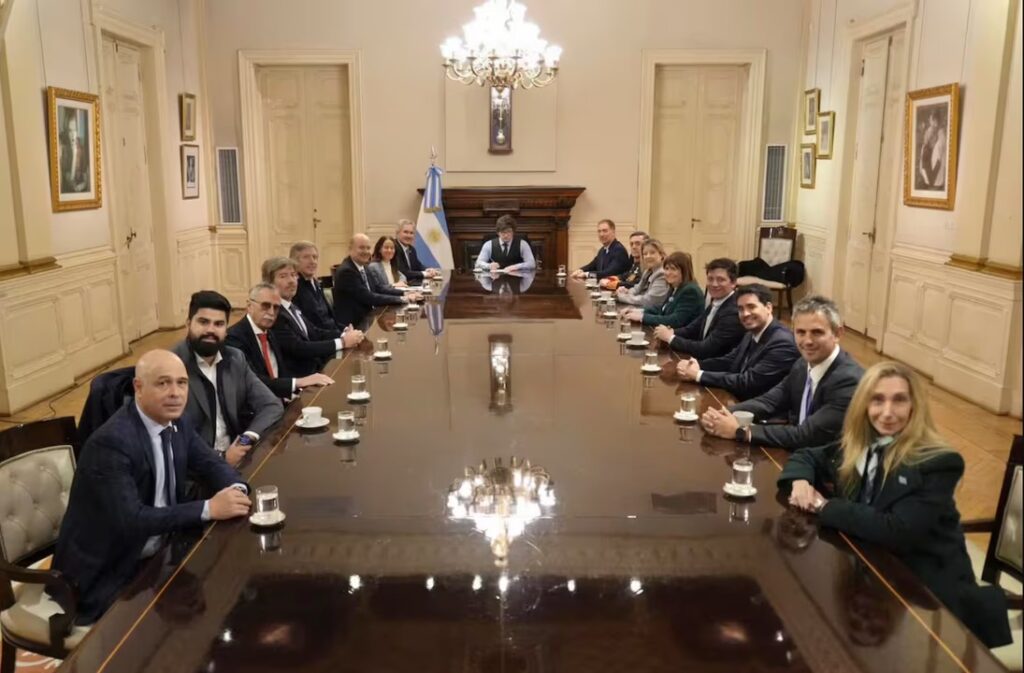 Milei volvió a Casa Rosada tras 24 días y reunió al Gabinete
