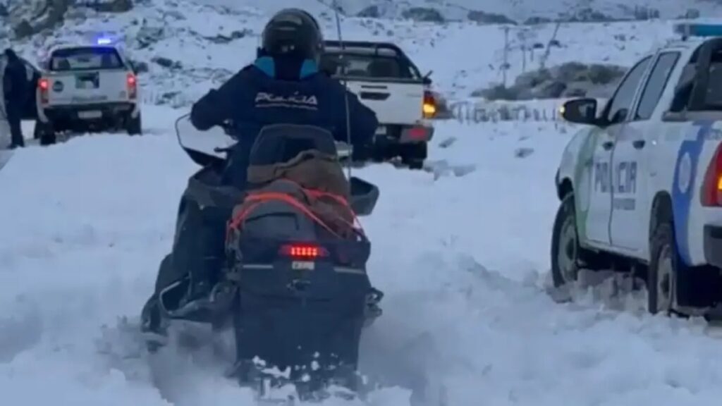 Aislados por la nieve: un operativo asistió a una mujer en Arroyo Blanco