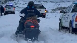 Lee más sobre el artículo Aislados por la nieve: un operativo asistió a una mujer en Arroyo Blanco