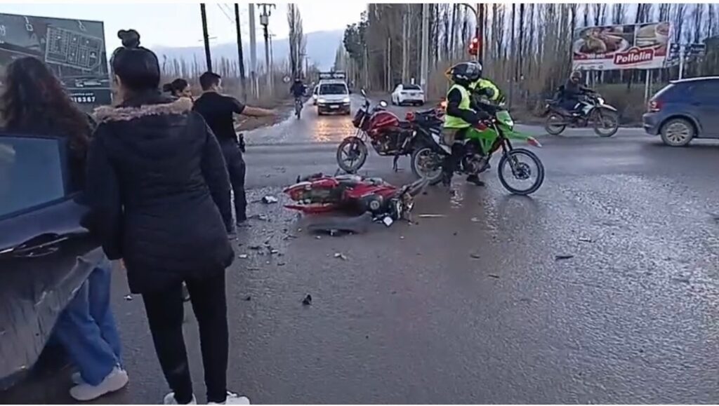 Siniestro en Cipolletti: chocaron un auto y una moto en Illia y San Luis
