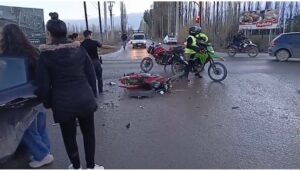 Lee más sobre el artículo Siniestro en Cipolletti: chocaron un auto y una moto en Illia y San Luis