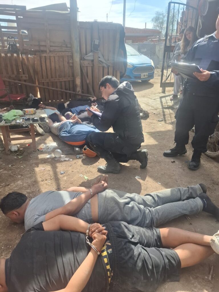 Megaoperativo en Cipolletti: cayeron 9 hombres y un prófugo