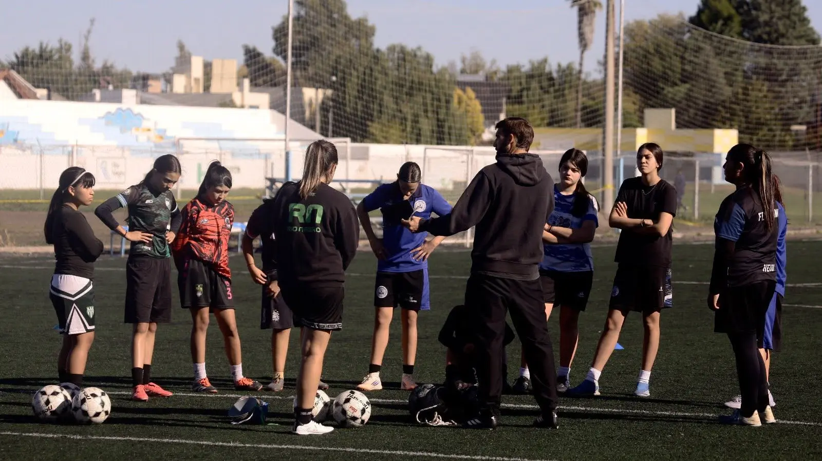 Lee más sobre el artículo El fútbol femenino se prepara para los Araucanía con un torneo en Bariloche