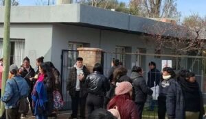 Lee más sobre el artículo Tensión y destrozos en el Concejo Deliberante de Fernández Oro: qué pasó