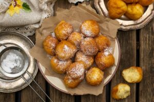 Lee más sobre el artículo Buñuelos de manzana caseros para la merienda