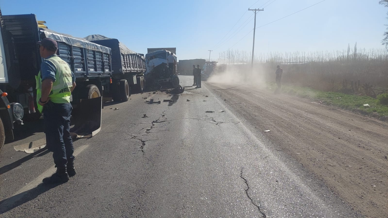 En este momento estás viendo Un camionero chocó a otro que esperaba en el semáforo en Roca