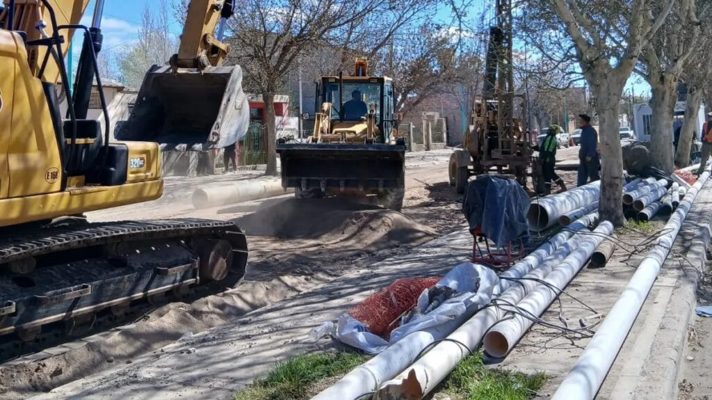 Cipolletti: instalan cañería de la nueva obra cloacal en Naciones Unidas