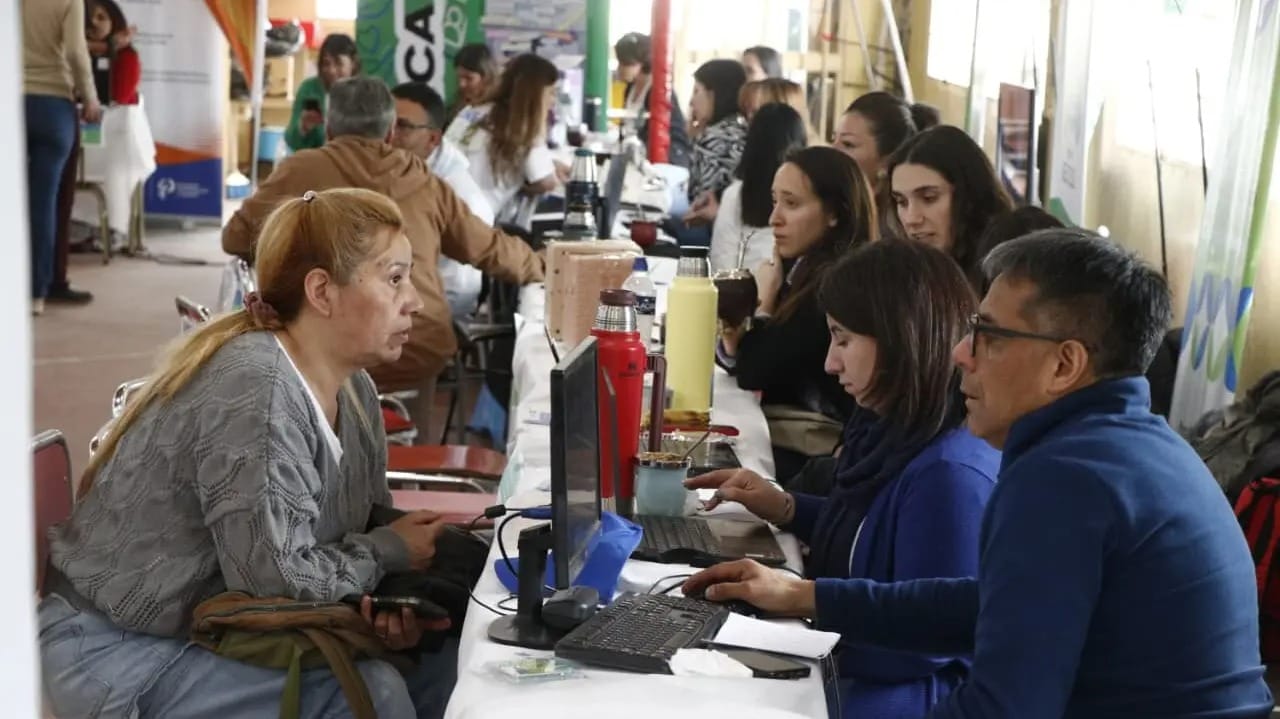 En este momento estás viendo Exitoso Programa Cerca en Bariloche: más de 650 trámites y servicios